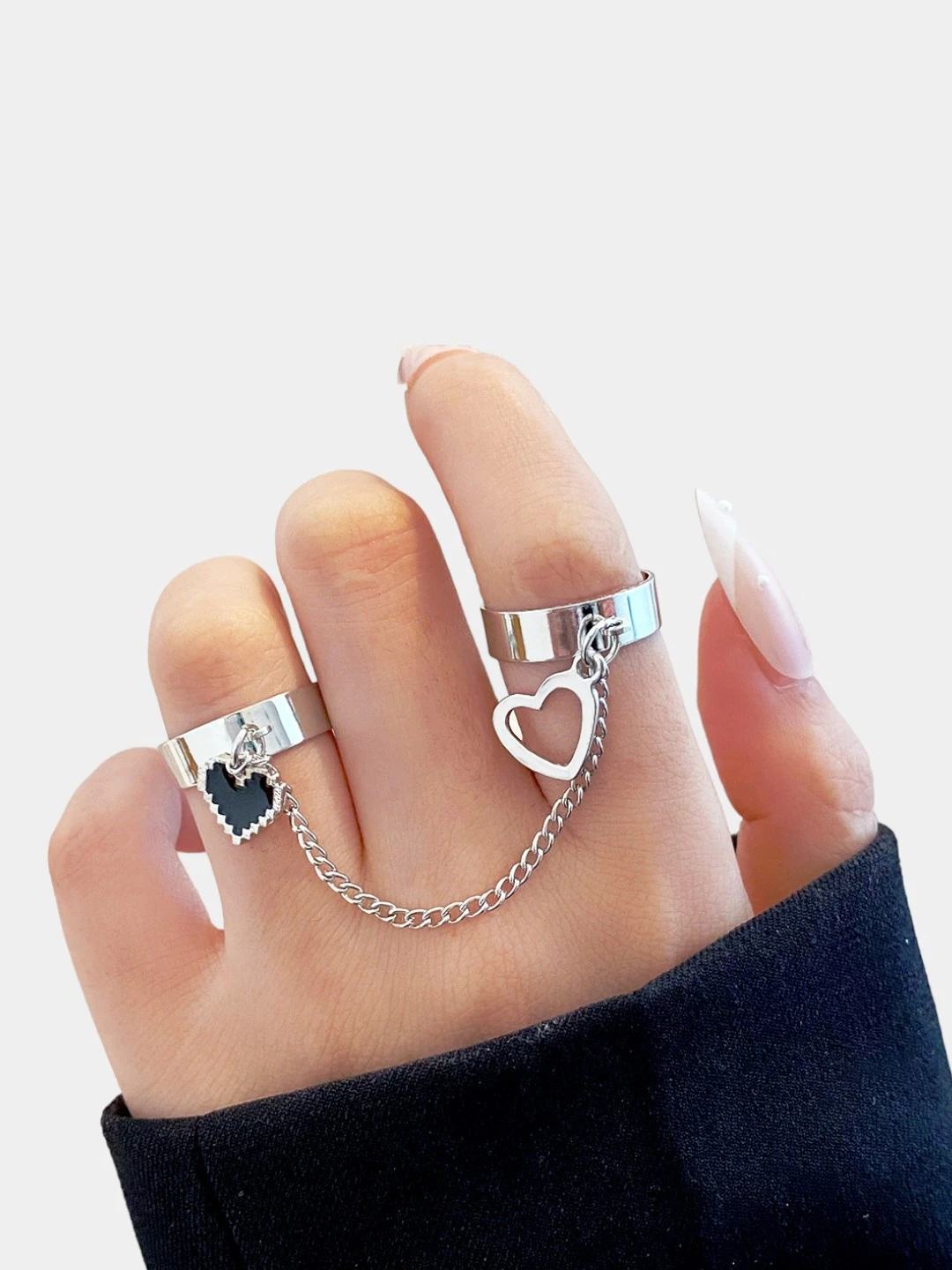 Ikki barmoqli uzuk shaftoli yurakcha bilan, punk uslubida