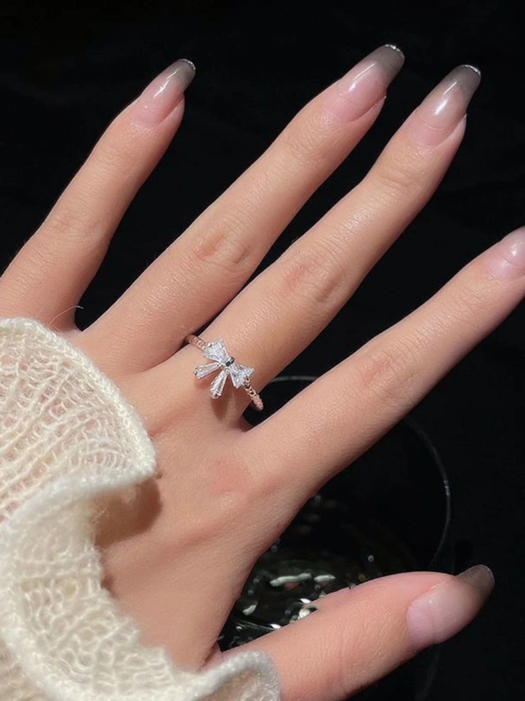 Bantik shaklidagi uzuk ayollar uchun, o'lchami o'zgaruvchan