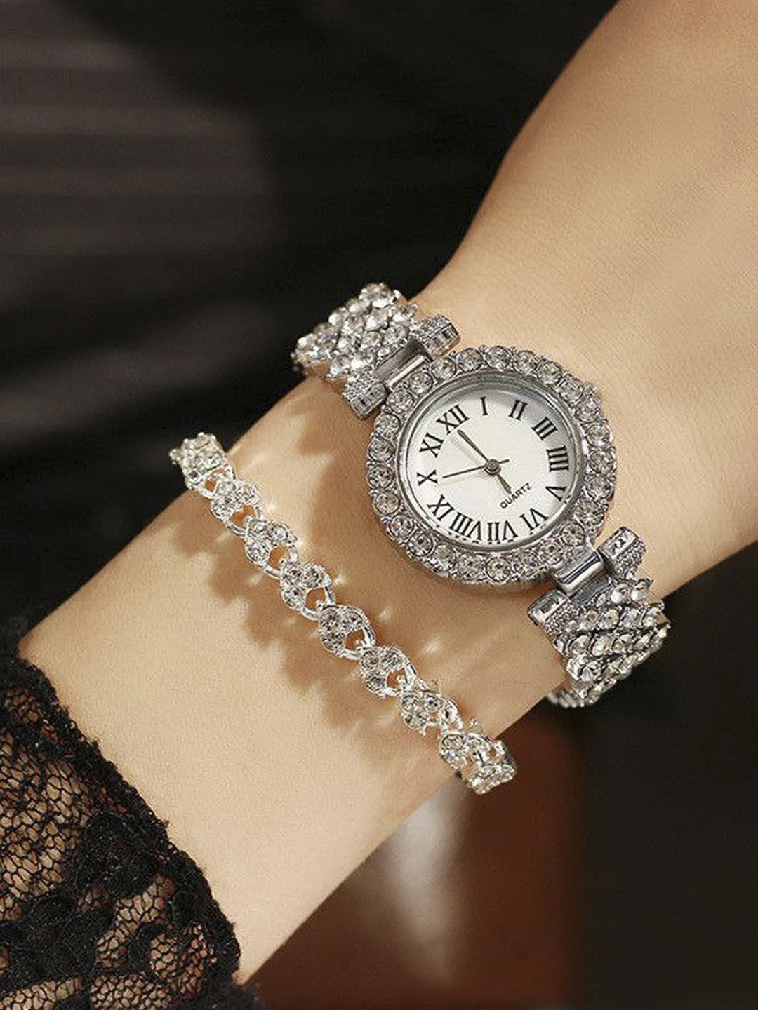 Ayollar qo'l soati, kvartsli, bilaguzuk bilan to'plamda