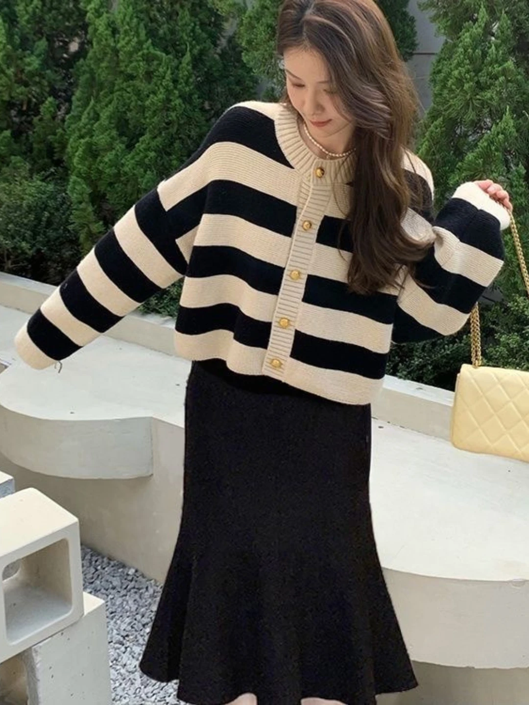 Zamonaviy ayollar kardigani – qalin chiziqli va issiq jemfer