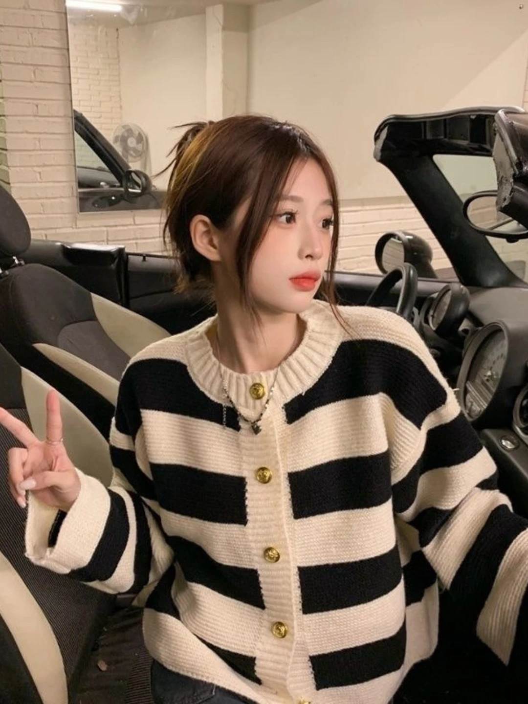 Zamonaviy ayollar kardigani – qalin chiziqli va issiq jemfer rasm 2