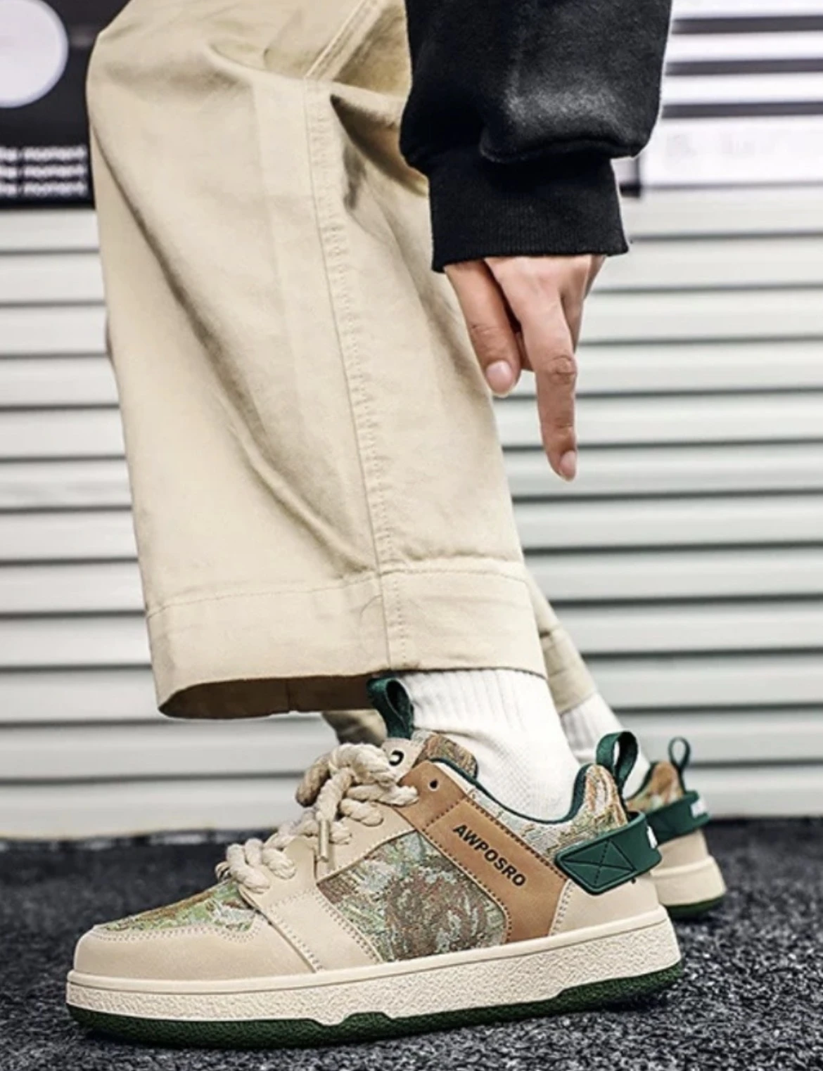 Erkaklar uchun zamonaviy sport krossovka - yengil, qulay, zamonaviy rasm 2