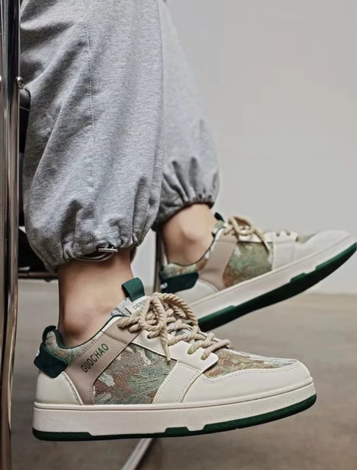 Erkaklar uchun zamonaviy sport krossovka - yengil, qulay, zamonaviy rasm 3